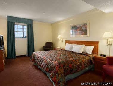 Oyo N Sheridan Rd & Airport Hotel 2*