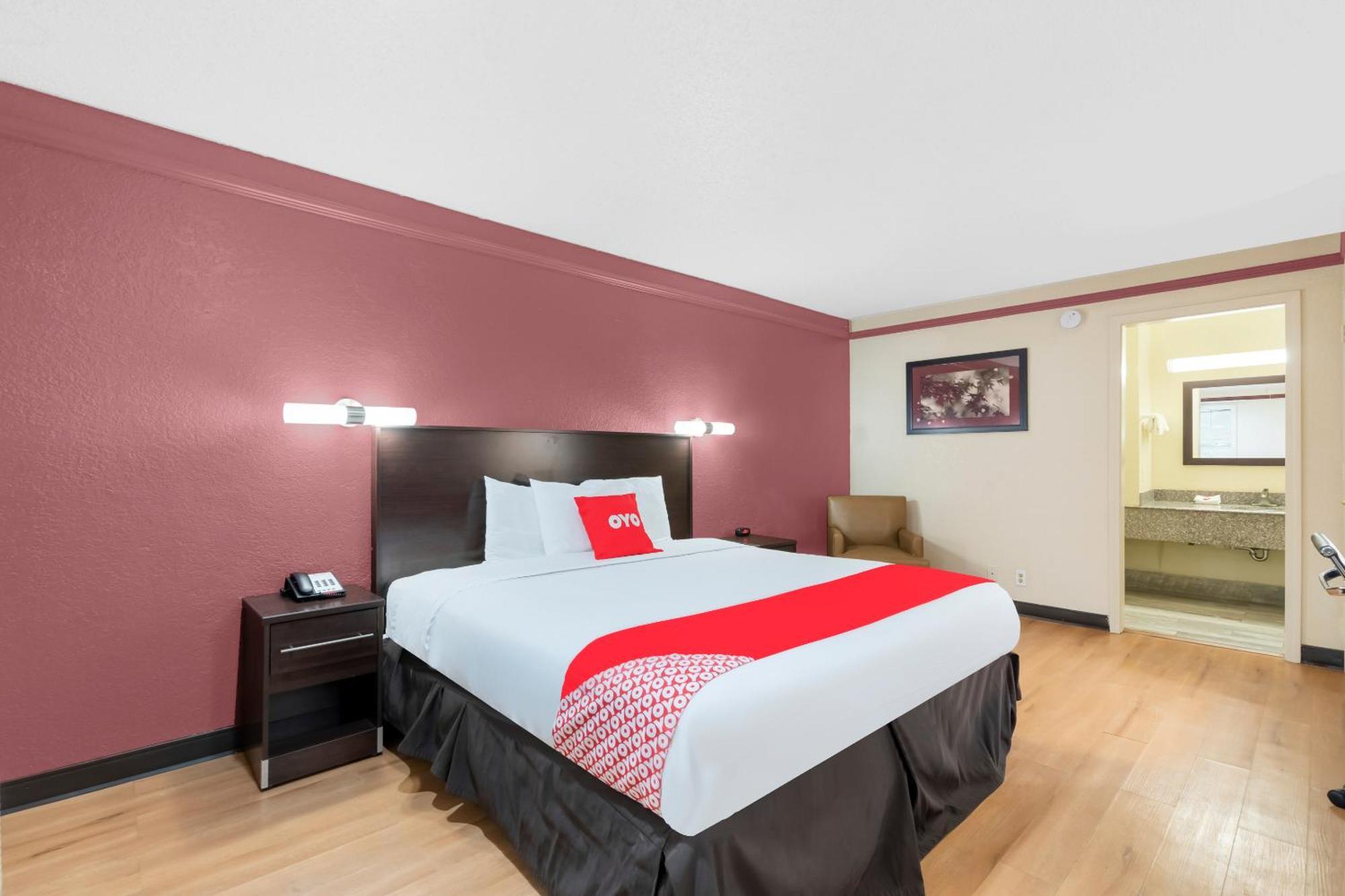 Hotel Oyo N Sheridan Rd & Airport 2*