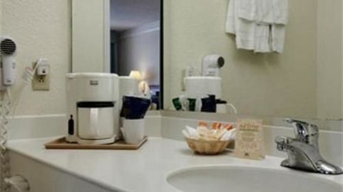 Oyo N Sheridan Rd & Airport Hotel 2*