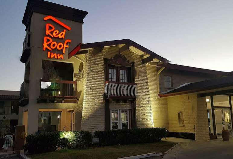 Oyo N Sheridan Rd & Airport Hotel 2*